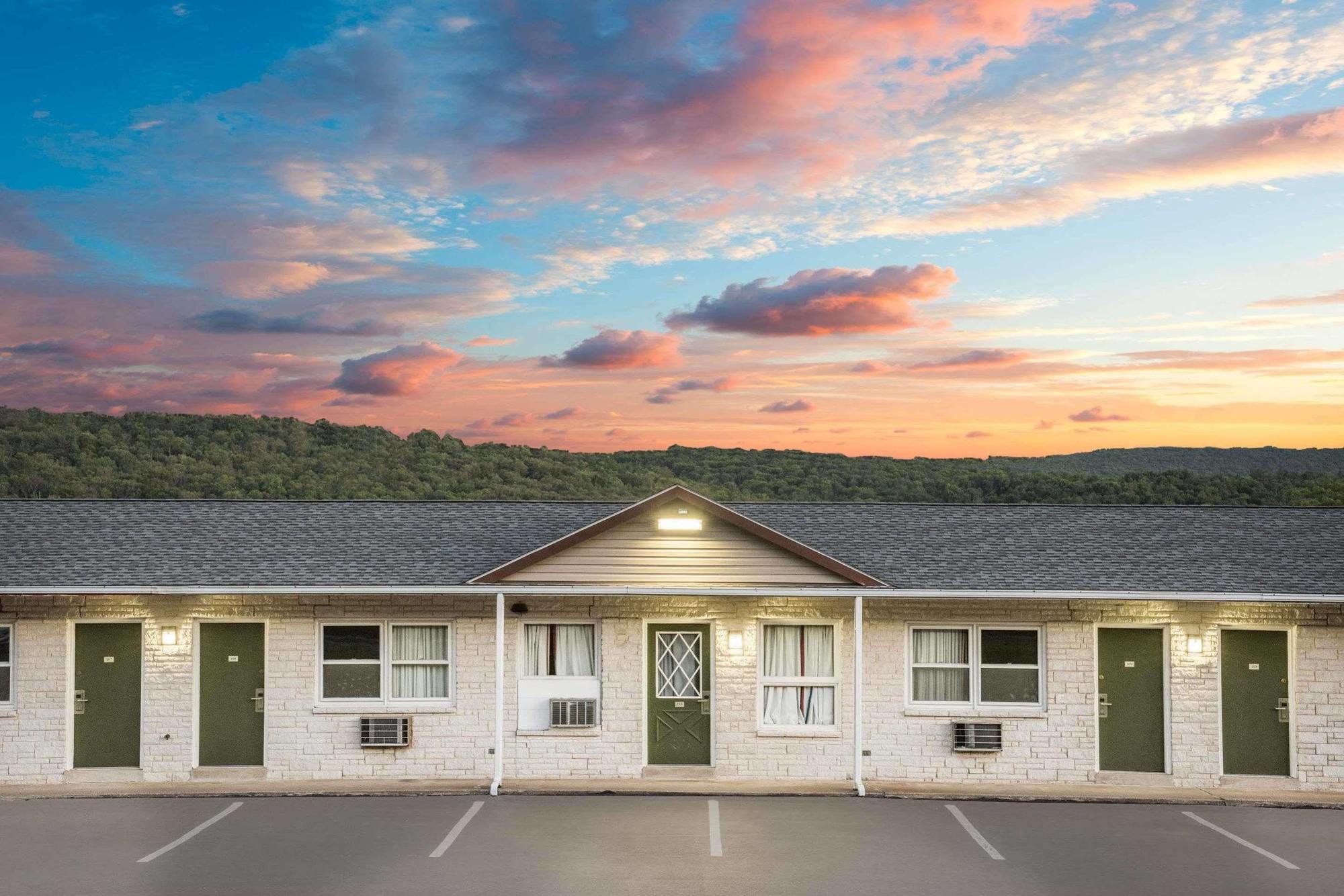 Knights Inn Pine Grove Pine Grove  Екстериор снимка