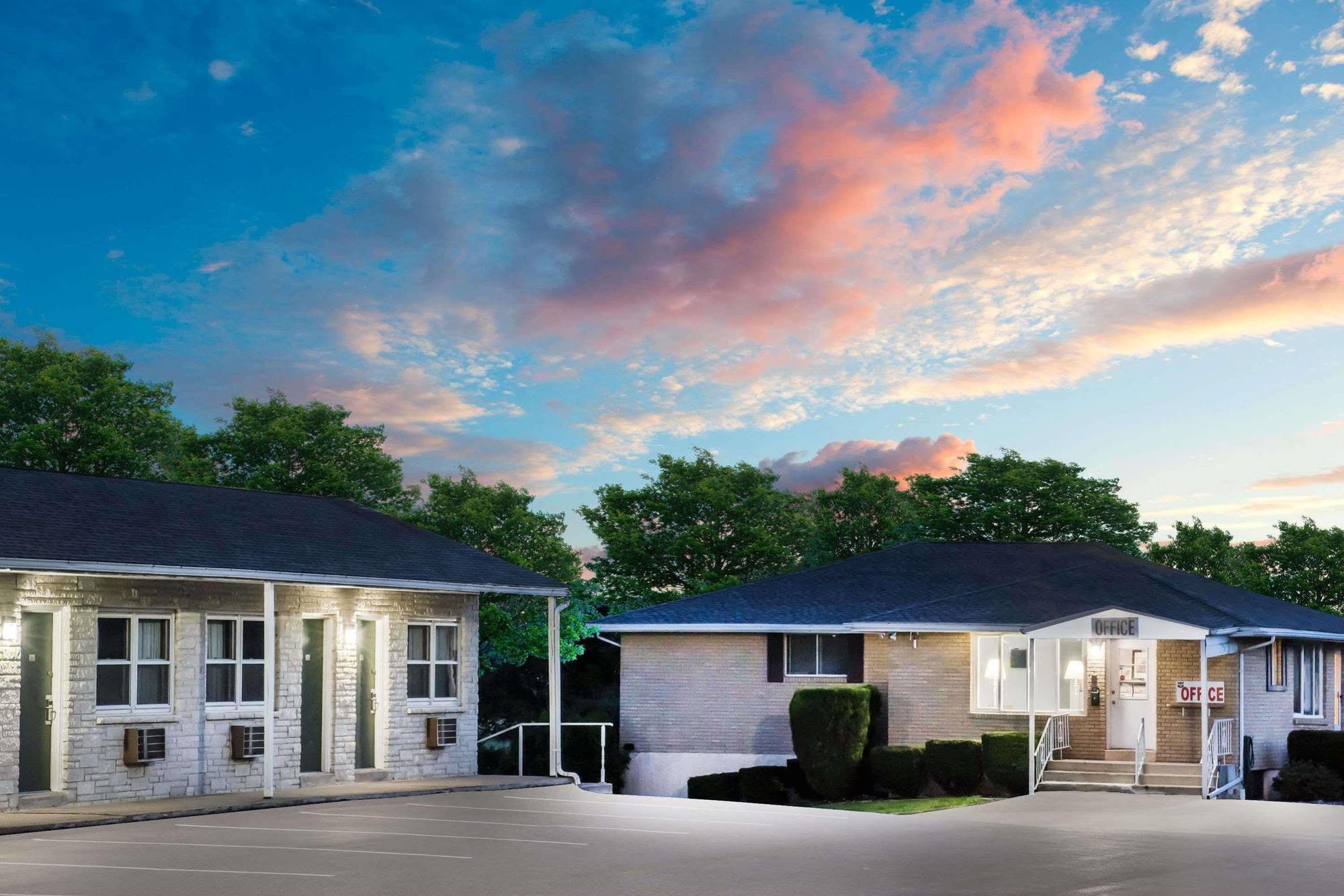 Knights Inn Pine Grove Pine Grove  Екстериор снимка